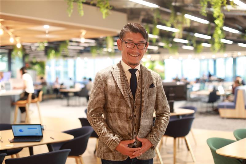 インタビューにこたえる橋本さちお　社長