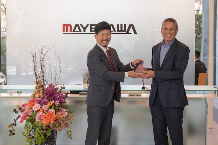 前川製作所鳥井原様、コンカー加藤　贈呈式の様子