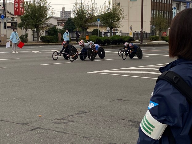 交通指導を行う人